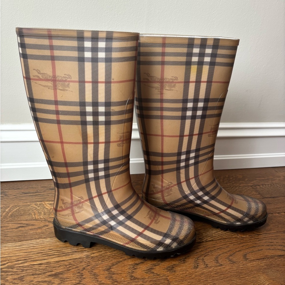 Classic Burberry Rain Boots - Picture 5 of 9